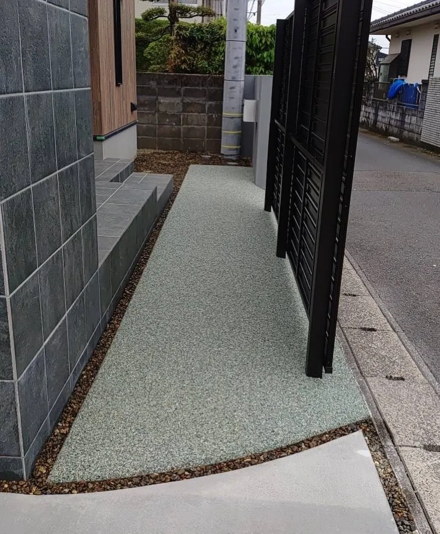 別府市の新築住宅にて、アプローチのリンクストーン施工が完了し...
